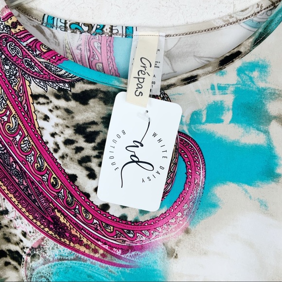 Boutique style Leopard paisley floral sharkbite top - Picture 7 of 8